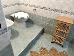 une salle de bains avec toilettes et lavabo dans l'établissement Casa Ciuccetti, à Baldichieri