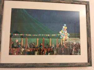 une photo encadrée d'une foule de personnes avec des ballons dans l'établissement Casa Ciuccetti, à Baldichieri