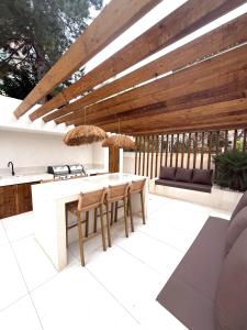 Maison Massilia Duclaux في مارسيليا: فناء تحت طاولة وكراسي