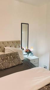 Postel nebo postele na pokoji v ubytování Beautiful Large Double Room, Gdn View, Mill Hill