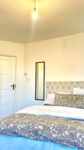 Postel nebo postele na pokoji v ubytování Beautiful Large Double Room, Gdn View, Mill Hill + 5 fotografií