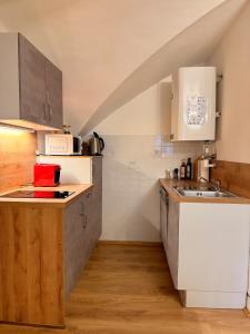 Køkken eller tekøkken på Burg St. Veit, Wohnen mit Charme