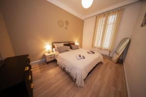 une chambre avec un grand lit et une fenêtre dans l'établissement L'Élégance – Cosy & Chill, à Chambéry