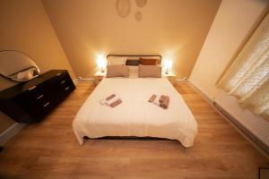 une chambre avec un lit avec deux serviettes dessus dans l'établissement L'Élégance – Cosy & Chill, à Chambéry 22 autres photos