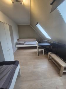 een kamer met een bed en een bureau op zolder bij Süder11 - ApartD in Eddelak