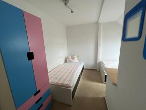 ein kleines Zimmer mit einem Bett und einem Schreibtisch in der Unterkunft Ferienwohnung Serbitz in Treben