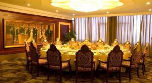 a dining room with a long table with chairs at Kunming Plateau Pearl Hotel in Kunming