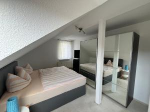 ein Schlafzimmer mit einem Bett und einem großen Spiegel in der Unterkunft Ferienwohnung Serbitz in Treben