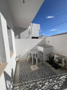 Al Ḩārah al KabīrahR feto house的大楼内带桌椅的天井