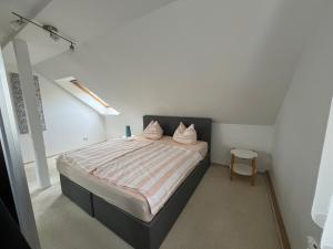 ein Schlafzimmer mit einem Bett mit rosa und weißen Laken in der Unterkunft Ferienwohnung Serbitz in Treben