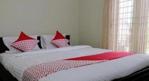Кровать или кровати в номере Hotel O Abz Guest House Syariah
