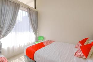 Postel nebo postele na pokoji v ubytování Capital O 2798 Semeru Residence Syariah