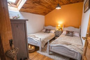 En eller flere senge i et værelse på Casa Rural La Carrozal Senda del Oso