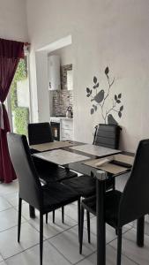 einen Esstisch und Stühle in der Küche in der Unterkunft Hospedaje Golden 