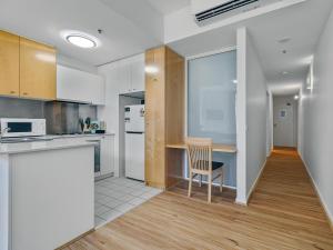een keuken met een tafel en een stoel in een kamer bij Serenity One Boutique in Melbourne +8 foto's