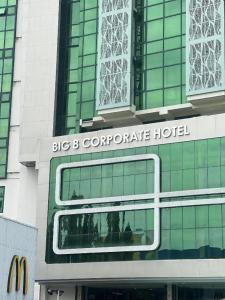 Un gran edificio con un cartel que dice "Gran hotel corporativo". en Big 8 Corporate Hotel Digos, en Aplaya