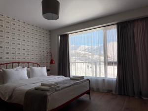 Ένα ή περισσότερα κρεβάτια σε δωμάτιο στο Gudauri Loft Hotel