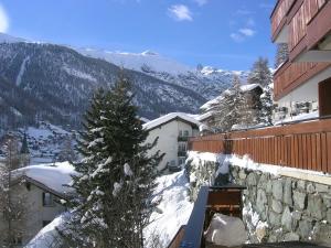 采尔马特Zermatt Panoramic View Flat的一座白雪覆盖的山,有一座建筑和一棵树 更多7张照片