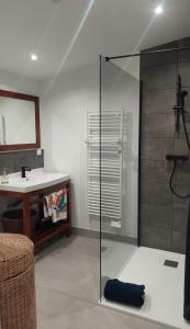 Et badeværelse på Studio du domaine équestre B & G