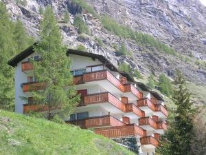 采尔马特Zermatt Panoramic View Flat的山边带阳台的建筑
