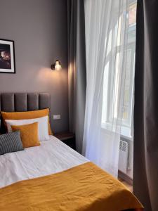 En eller flere senge i et værelse på Fiesta Apartment on Franka 2BR-6P