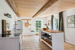 Køkken eller tekøkken på Holiday Apartment With Sea View On Strynø + 15 billeder