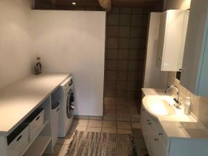 Et badeværelse på Holiday Apartment With Sea View On Strynø