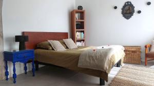 En eller flere senge i et værelse på Studio du domaine équestre B & G