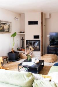 un soggiorno con un divano e un tavolino da caffè di L'Auberge des Clés a Chevannes Altre 54 foto