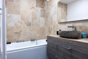 a bathroom with a sink and a bath tub at splendide in Chalon-sur-Saône