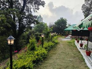 een rij straatlantaarns in een tuin bij the jungle book - luxury camps by lake & woods in Bhīm Tāl +31 foto's