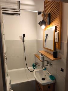 Ένα μπάνιο στο Przytulne mieszkanie Szopena