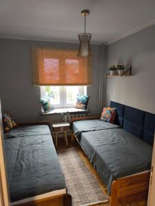 Ένα ή περισσότερα κρεβάτια σε δωμάτιο στο Przytulne mieszkanie Szopena