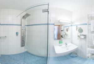 a bathroom with a shower and a sink at Schäfers Hotel, Innenstadt, Bäckerfrühstück inklusive & Smart Check-in ab 14 Uhr in Vechta +90 photos