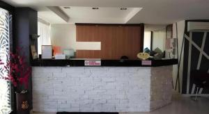 un mostrador en una habitación con una pared de ladrillo en Casuarina Hotel, en Kota Kinabalu