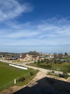 une route dans un champ avec une ville en arrière-plan dans l'établissement Mpalaskas luxury apartments, à Vonitza