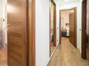 een hal met een spiegel en een slaapkamer bij Tedea 2-bedroom 2-bathroom Exclusive Apartment in Vernazza