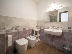 een badkamer met toilet en wastafel bij Tedea 2-bedroom 2-bathroom Exclusive Apartment in Vernazza +39 foto's