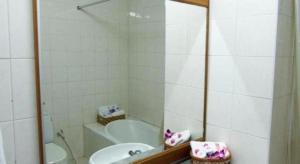 Koupelna v ubytování Sakol Grand Palace Hotel