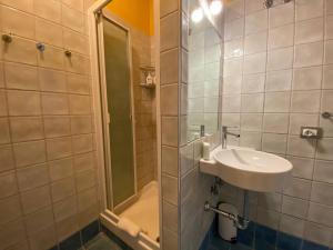 Et badeværelse på Fetta di Limone Apartment with AC and Patio + 41 billeder