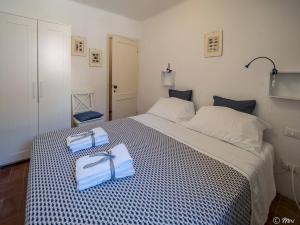 Postel nebo postele na pokoji v ubytování Refilea Sea View Tower Villa