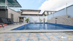 ein Swimmingpool auf einem Gebäude in der Unterkunft Chic studio with parking and pool in Douala