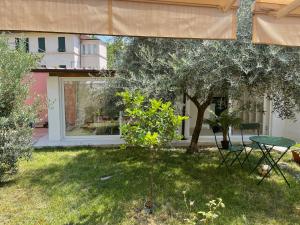En have udenfor Fetta di Limone Apartment with AC and Patio
