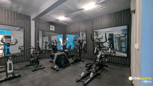 ein Fitnessstudio mit einem Haufen Heimtrainer in einem Raum in der Unterkunft Chic studio with parking and pool in Douala