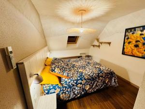 Camera piccola con letto e soffitto di Appartement duplex vue mer ad Audierne