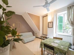 een woonkamer met een tafel en een bed bij Ventegà Sea View Apartment with Balcony in Vernazza +36 foto's