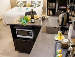 een kamer met een bed en een tafel met een magnetron bij Camaella Luxury Studio in Vernazza