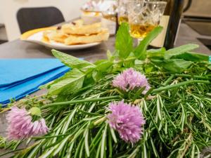 een bos paarse bloemen zittend op een tafel bij Camaella Luxury Studio in Vernazza +25 foto's