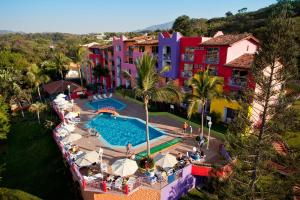 uma vista aérea de uma piscina em um resort em Decameron Los Cocos Guayabitos, Ramada All-Inclusive Resort em Rincon de Guayabitos