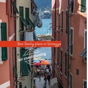 vue d'une rue Invenezia avec des bâtiments et l'océan dans l'établissement El Nin Apartment with Terrace & AC, à Vernazza
